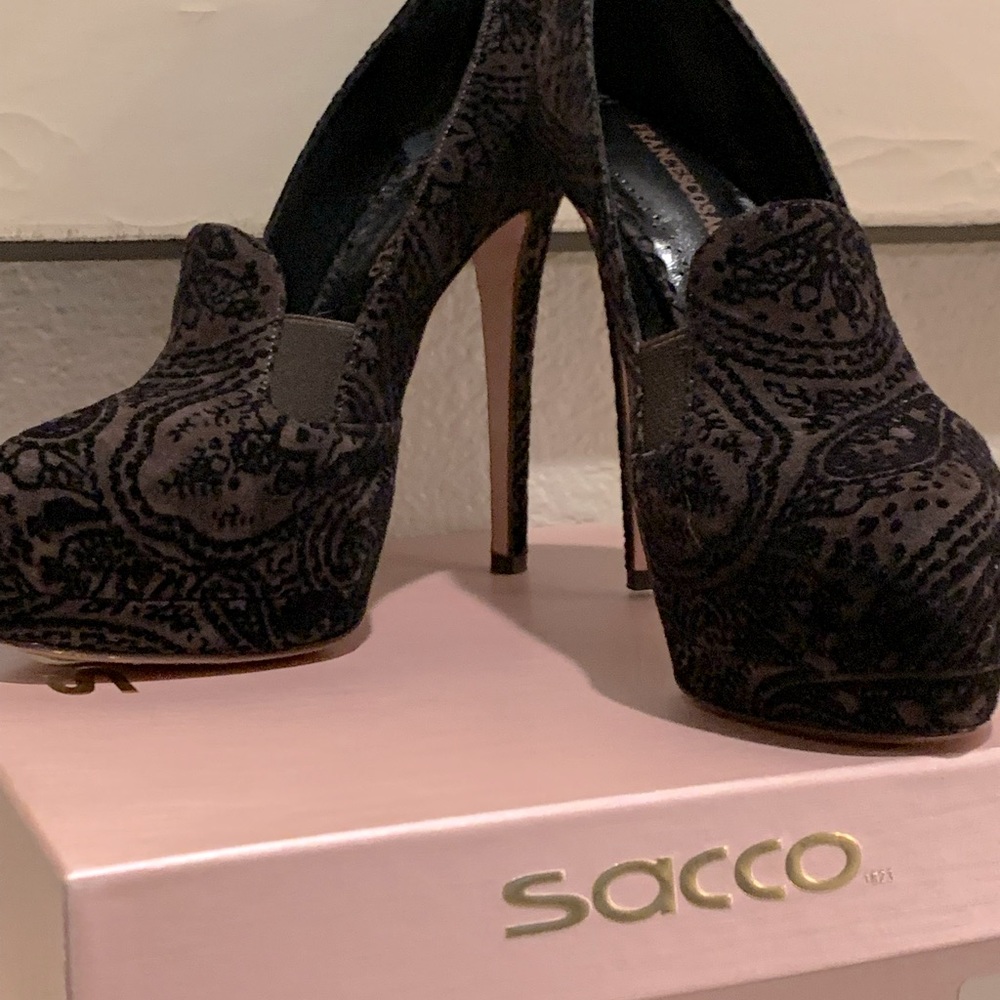 NWT Love these shoes! SZ.7 very comfortable